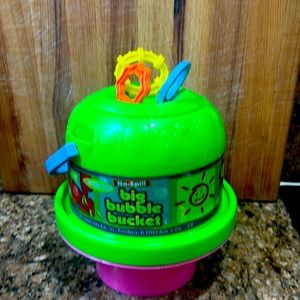 Little kids no spill big bubble maker bucket